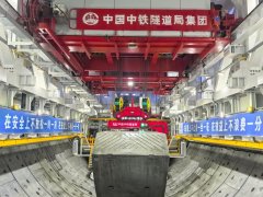 世界最大直径高铁盾构机掘进突破5000米